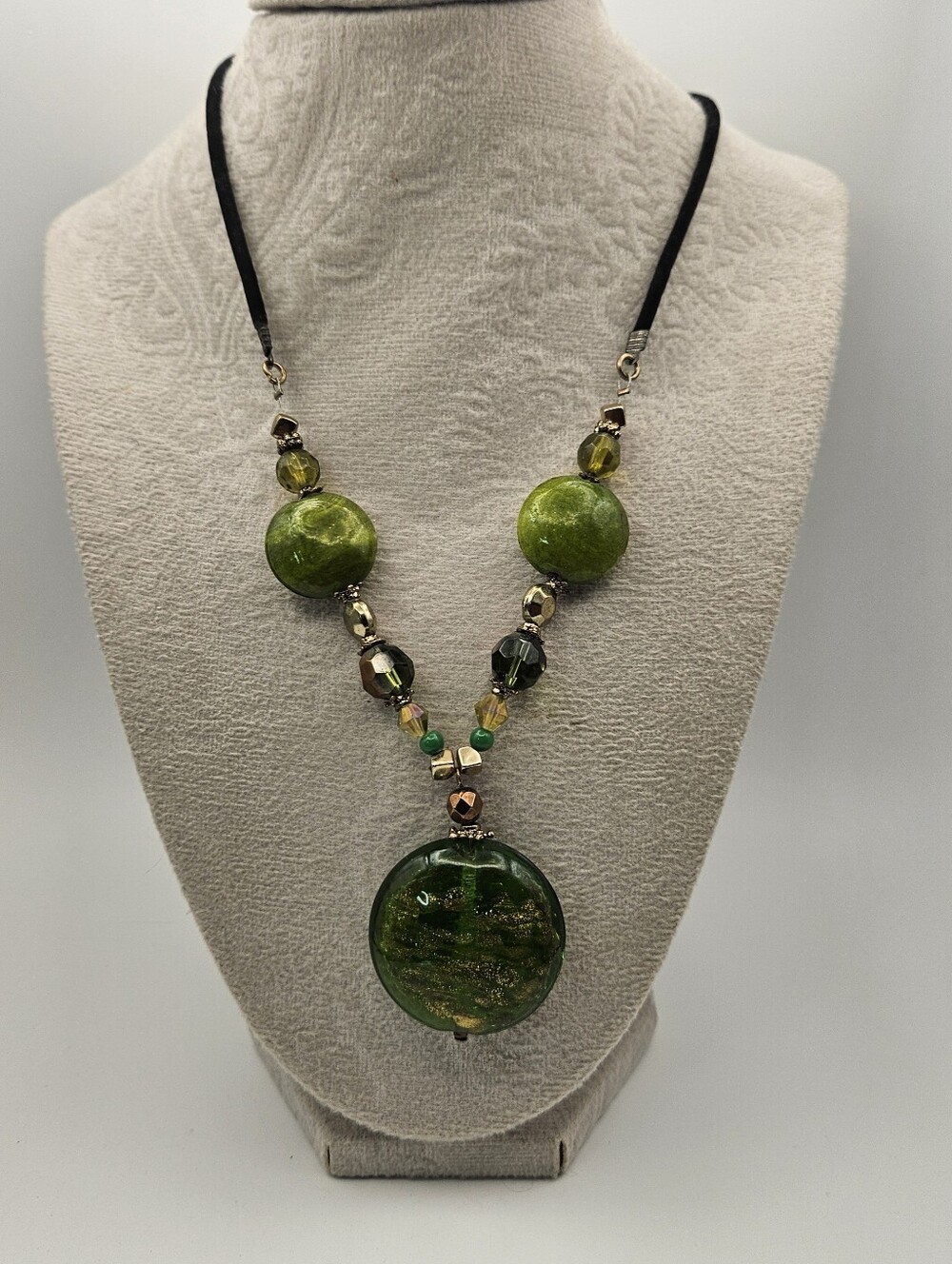 Vintage Green Art Glass Gold Tone Foil Disc Pendant Necklace Faceted Beads